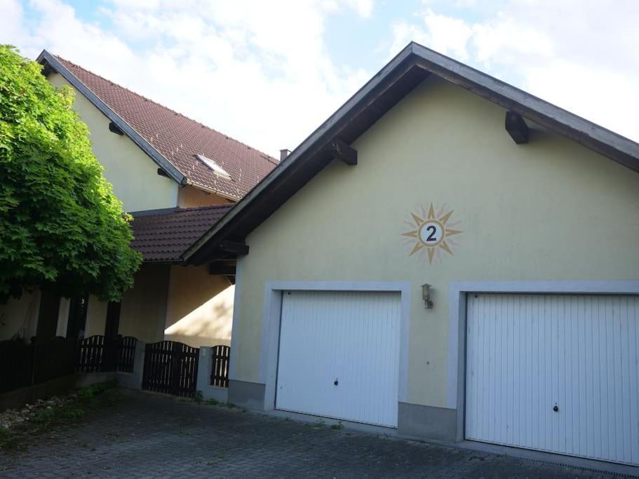 Colourful 2.5 Bedroom With Large Balcony & Garden. Prinzersdorf Exterior foto